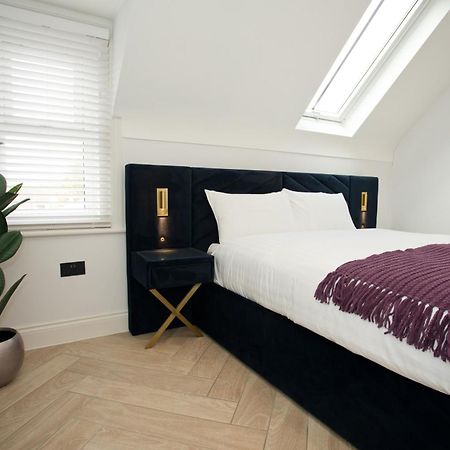 Ultra Stylish Apt Set In An Affluent Location พูล ภายนอก รูปภาพ