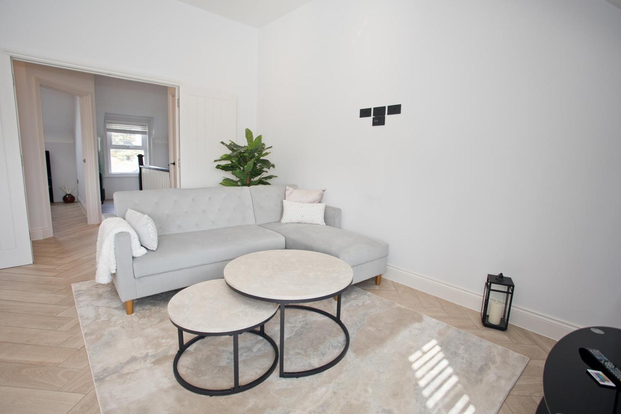 Ultra Stylish Apt Set In An Affluent Location พูล ภายนอก รูปภาพ