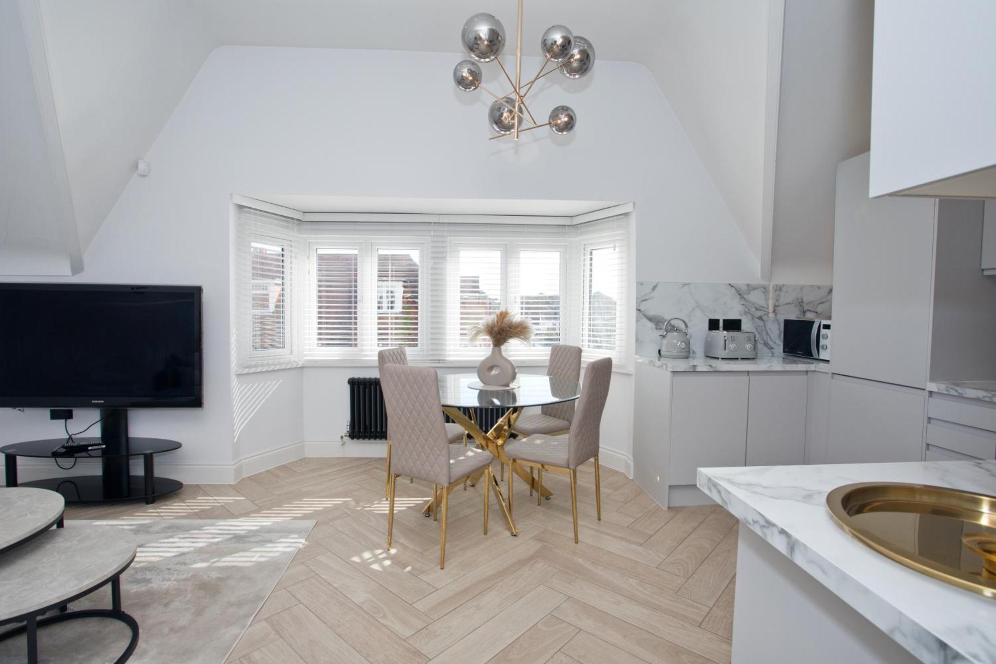 Ultra Stylish Apt Set In An Affluent Location พูล ภายนอก รูปภาพ