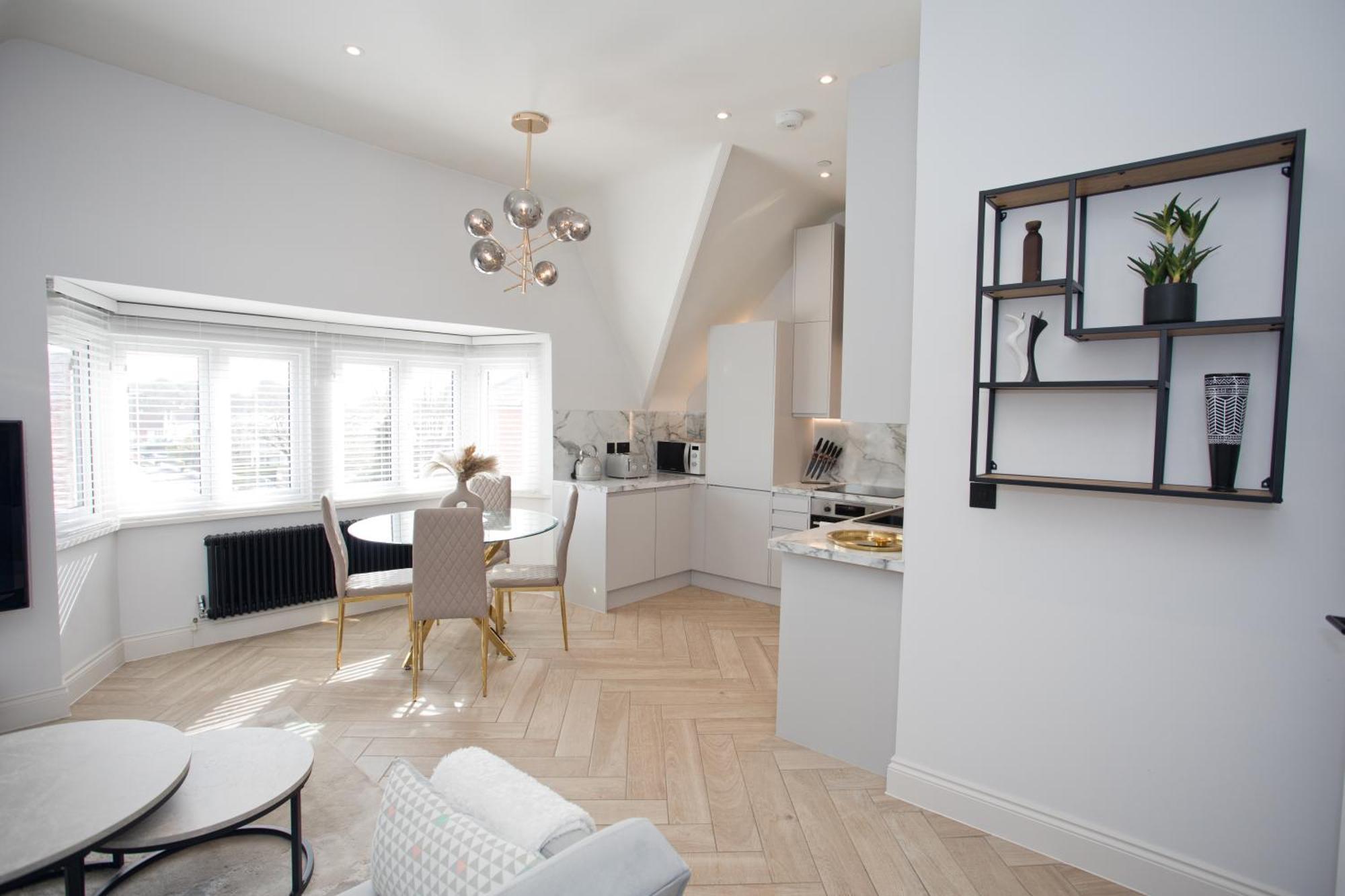 Ultra Stylish Apt Set In An Affluent Location พูล ภายนอก รูปภาพ