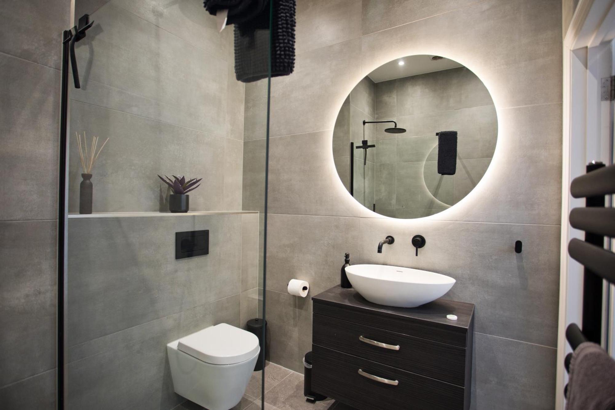 Ultra Stylish Apt Set In An Affluent Location พูล ภายนอก รูปภาพ