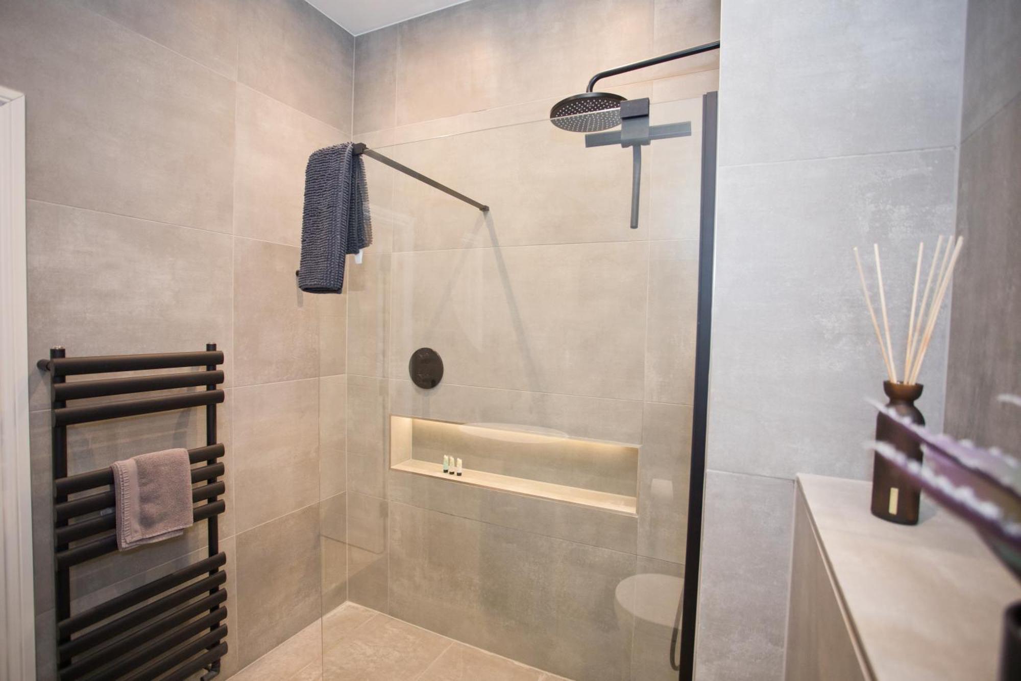 Ultra Stylish Apt Set In An Affluent Location พูล ภายนอก รูปภาพ