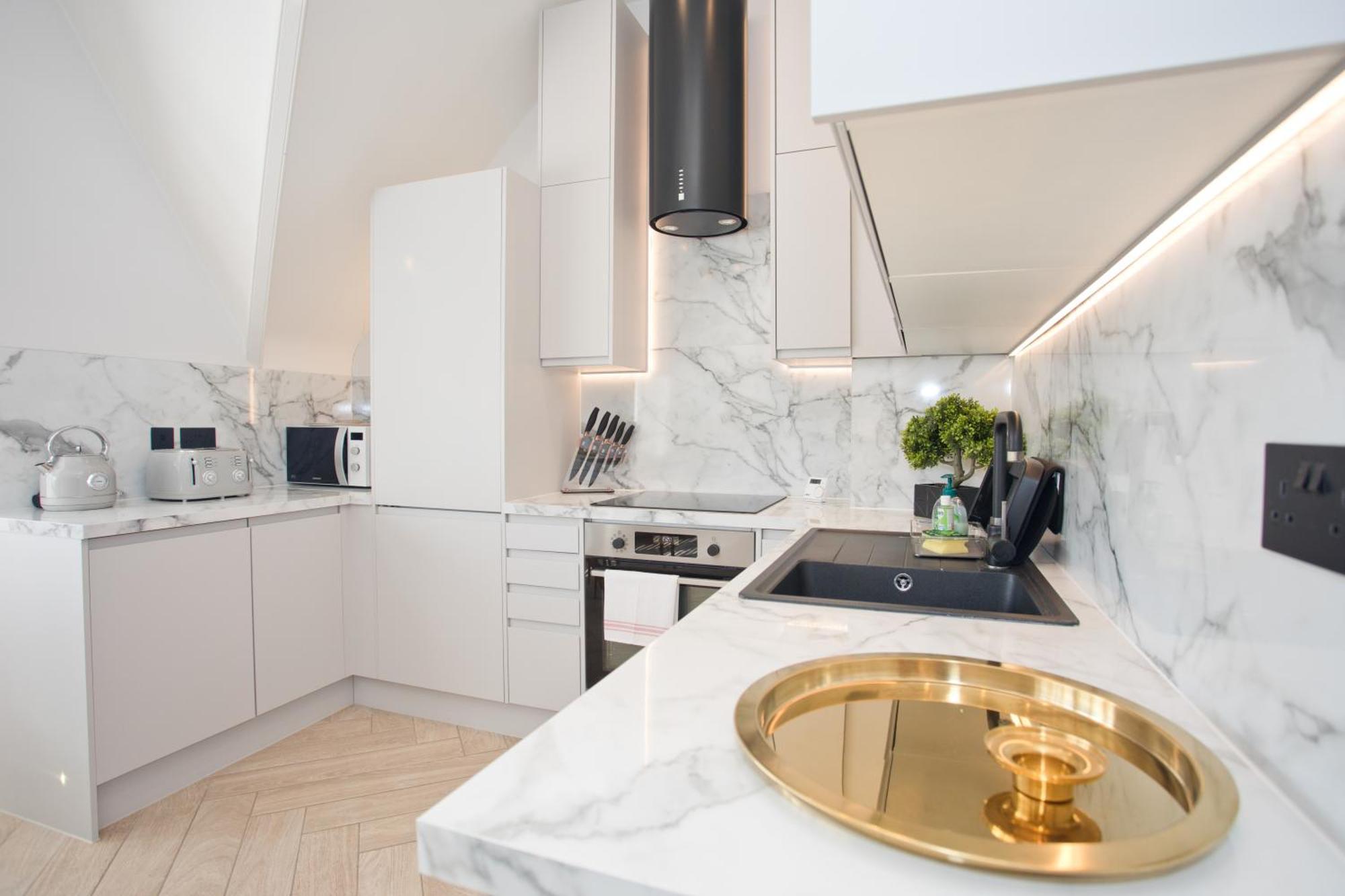 Ultra Stylish Apt Set In An Affluent Location พูล ภายนอก รูปภาพ