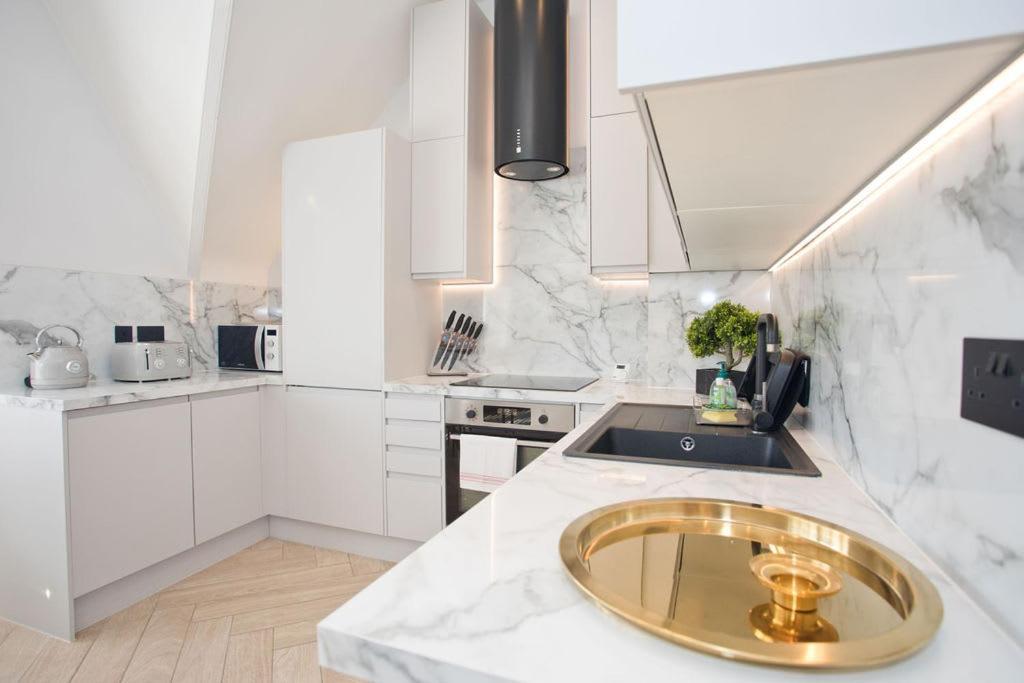Ultra Stylish Apt Set In An Affluent Location พูล ภายนอก รูปภาพ