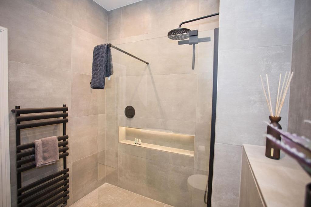 Ultra Stylish Apt Set In An Affluent Location พูล ภายนอก รูปภาพ