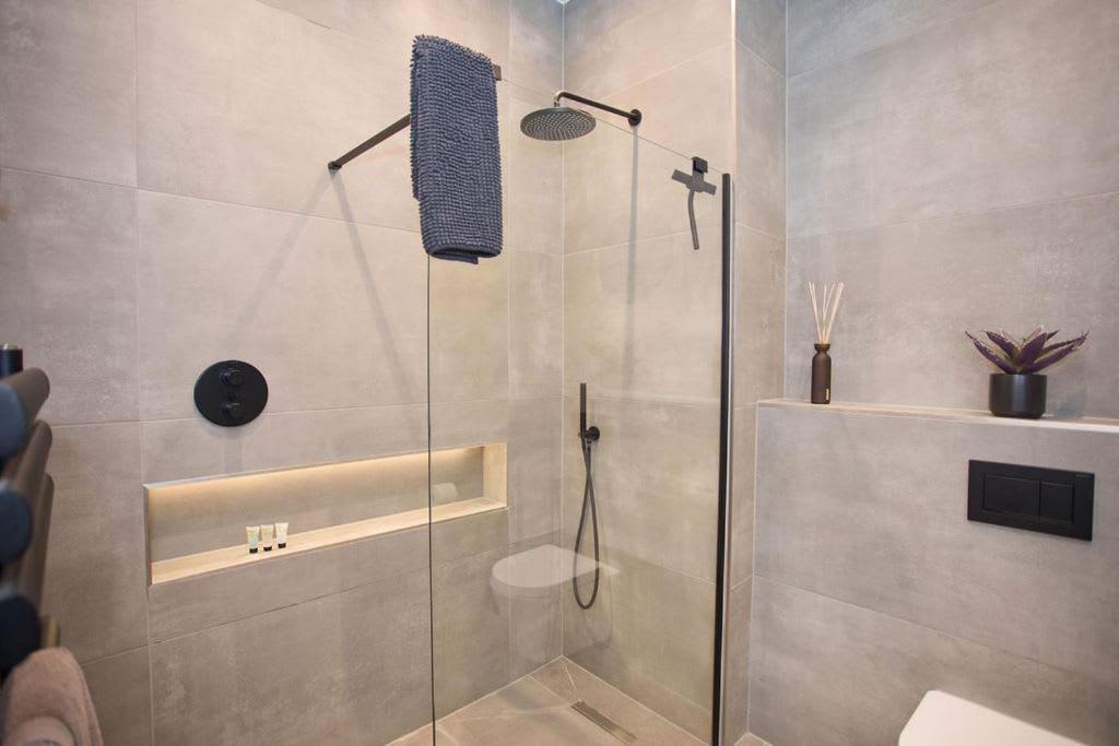 Ultra Stylish Apt Set In An Affluent Location พูล ภายนอก รูปภาพ