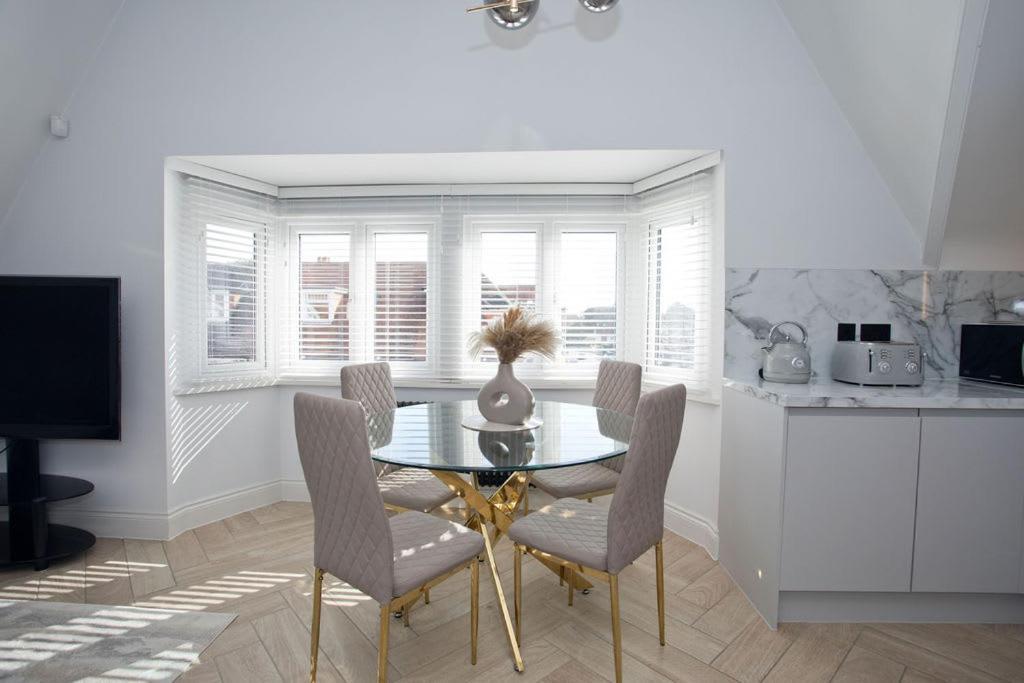 Ultra Stylish Apt Set In An Affluent Location พูล ภายนอก รูปภาพ