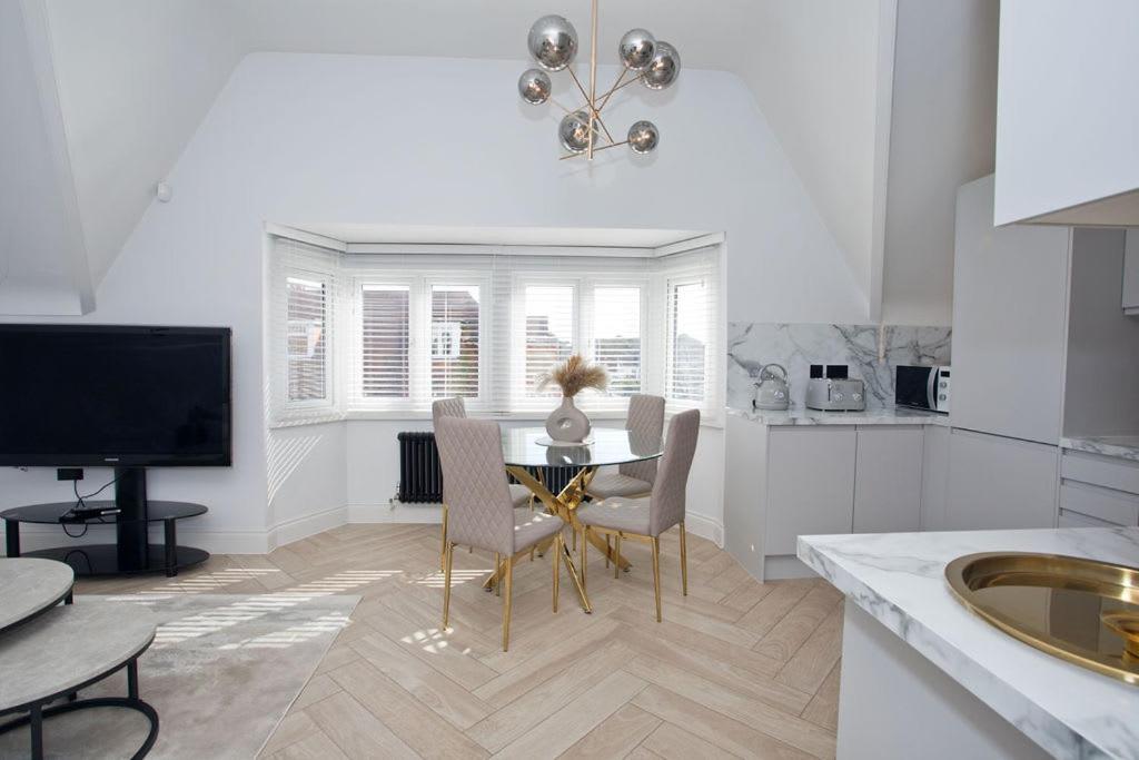 Ultra Stylish Apt Set In An Affluent Location พูล ภายนอก รูปภาพ